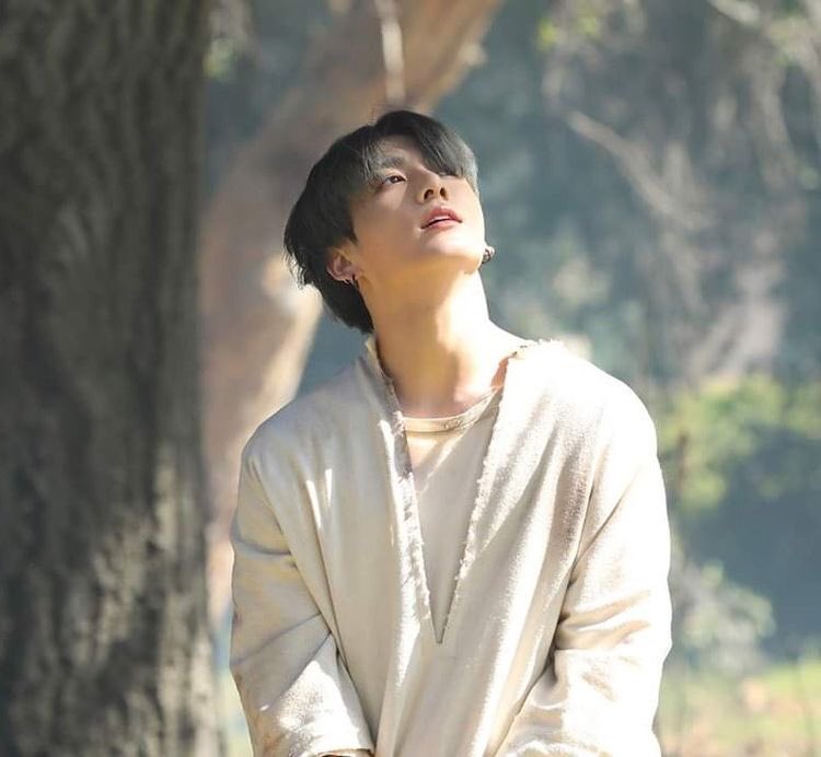 let’s talk about how gorgeous he looked in on mv