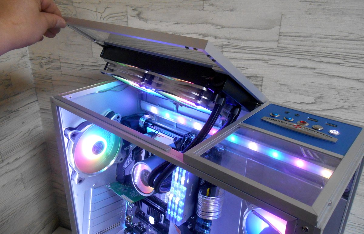 Comodo_Ohara's tweet photo. #変態pc博覧会2020　#mod_pc #自作PC
実は5インチ光学ドライブを2つ内蔵。電源部も特殊な方向に設置してケーブルの抜き差しも容易にしてある。またサイドパネル(まだガラス入れてないけど)も上下に開き、上部の水冷ラジエーター・ファン部も開けてメンテをしやすくしています。 https://t.co/NptHWNXGgg