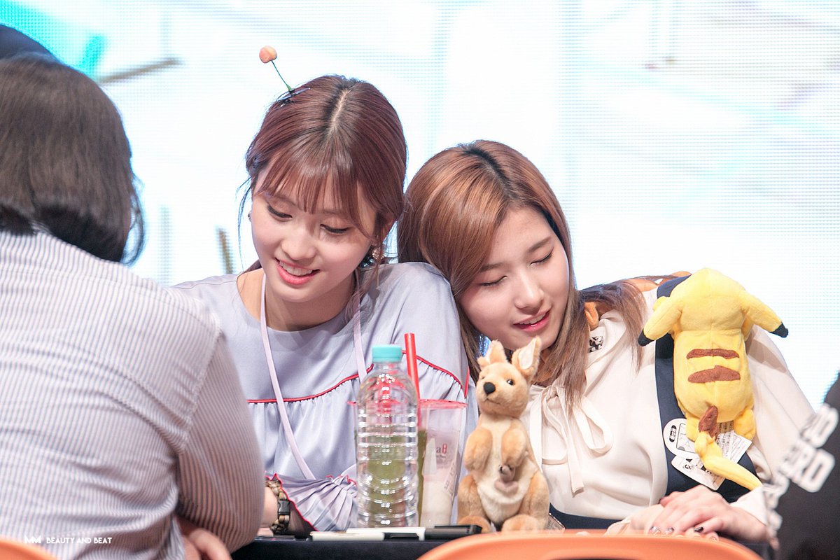sana wants to be soft but LOOK AT MOMO& #39;S SMIRK