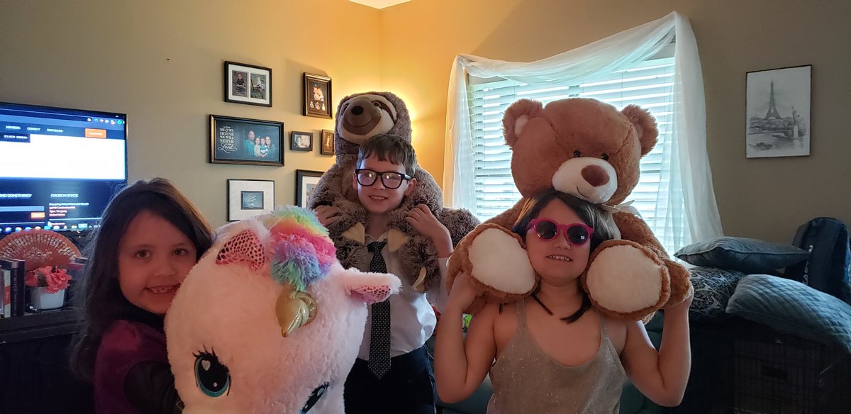 KeeleyBarr's tweet photo. Family Easter pictures like never before. 😂😎#EasterJam2020 #HeIsRisen #QuarantineEaster https://t.co/6nYE48Ngs9
