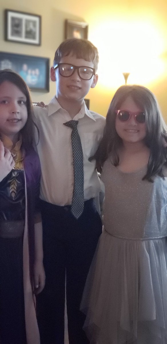 KeeleyBarr's tweet photo. Family Easter pictures like never before. 😂😎#EasterJam2020 #HeIsRisen #QuarantineEaster https://t.co/6nYE48Ngs9