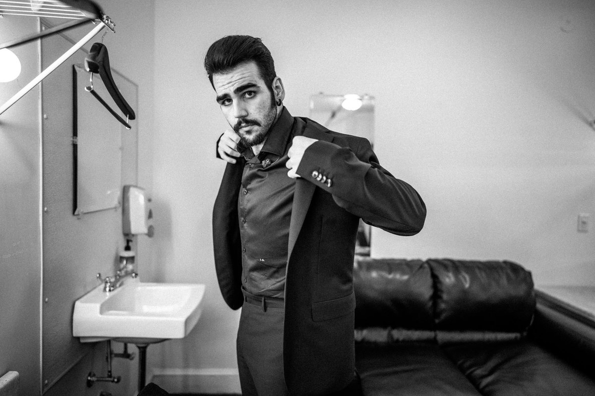 ilvolo's tweet photo. Questa Pasqua è insolita per tutti noi. Ritagliamoci un po' di serenità e speriamo di abbracciarci di persona presto! #IlVolo https://t.co/jsz9VDTFNp