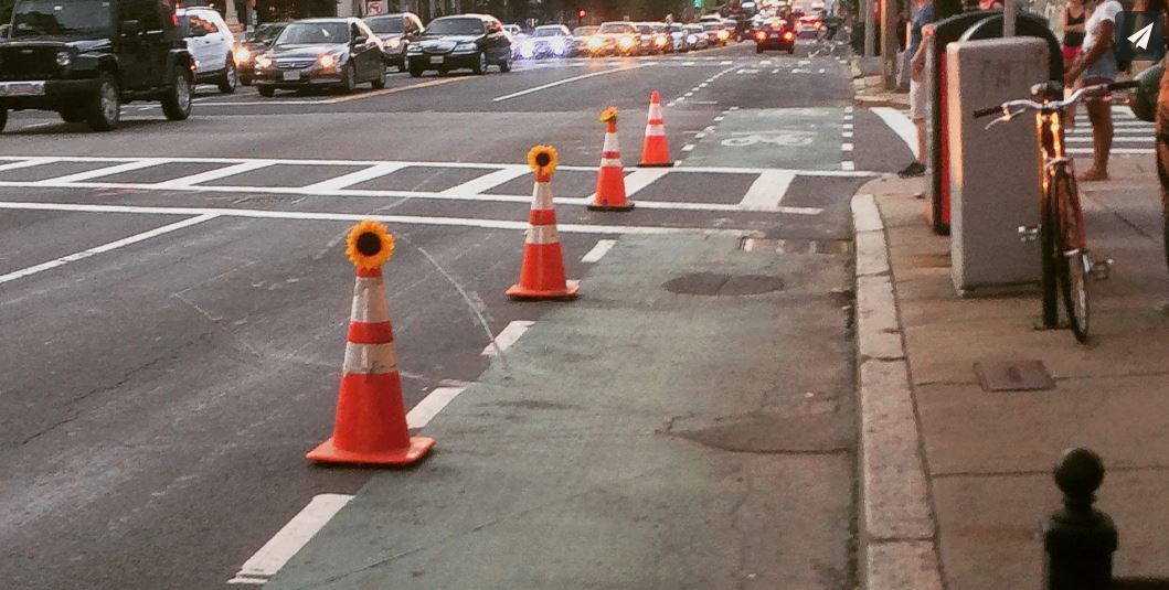Certains ont aussi utilisé des cônes de chantier en plastique orange pour marquer la délimitation avec la voie réservée aux voitures