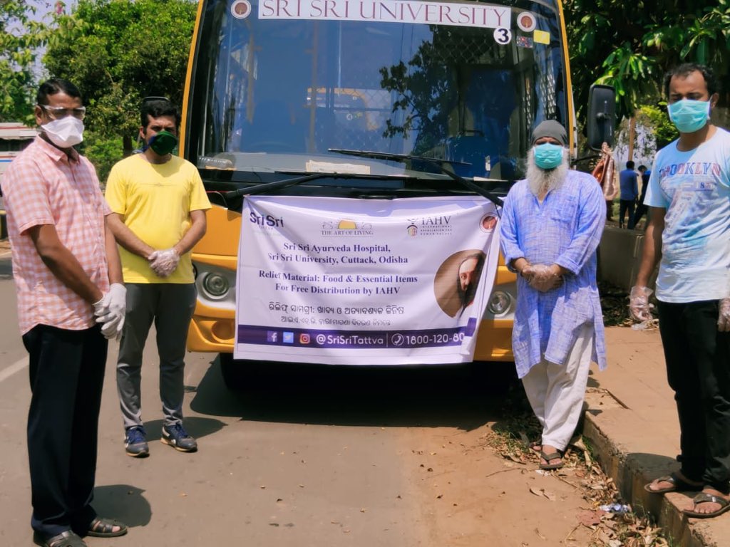 dcp_cuttack's tweet image. Sri Sri University donated 1000 packets of dry ration to Cuttack Upd for distribution among needy, distressed &amp;amp; migrated families. We always valued this type of generous orgs who r coming forward &amp;amp; joined us to fight against #COVID19🦠 @cpbbsrctc @SarangiSudhansu @odisha_police