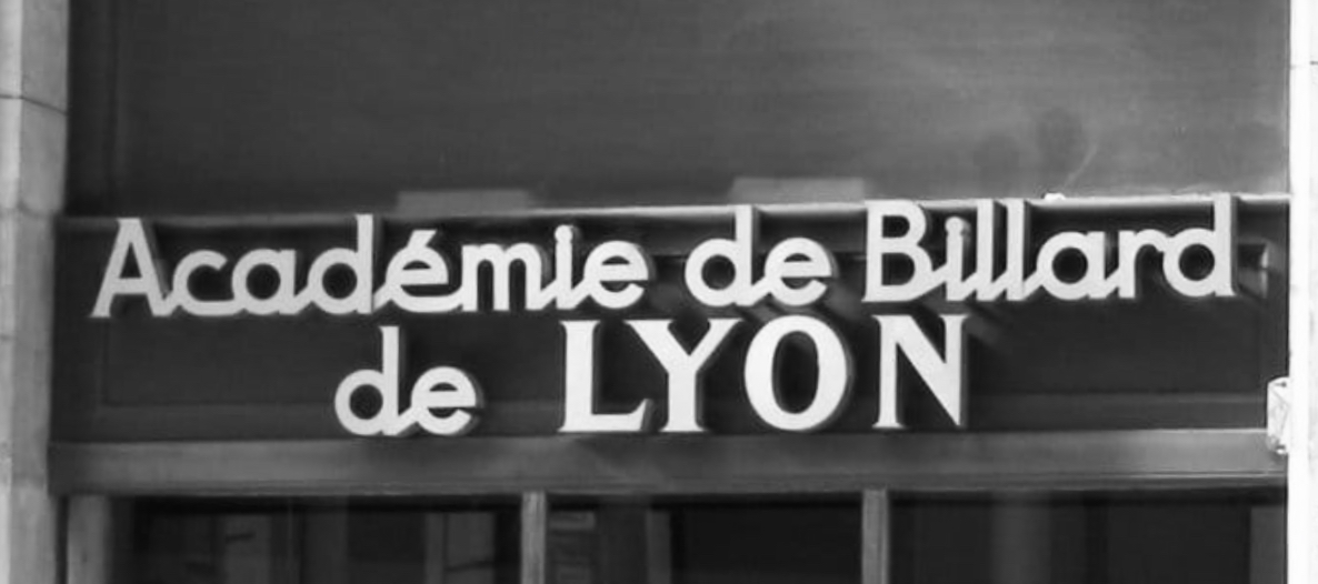 Le Docteur Trillat est un habitué de l’académie de billard de Lyon (ceux qui ont fréquenté le lieu ont déjà du voir son portrait sur l’un des murs de la grande salle). En 1960, il est élu président de la Fédération Française de Billard.