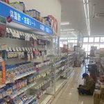 座り込んで入荷を待つ老人!マスクを朝一番に売り出すのをやめるとこうなる･･･？