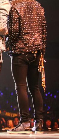  #Donghae ’s thighs         -  Appreciation thread :