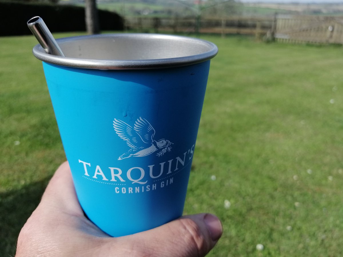 SimonRoweMBE's tweet image. Enjoying the sun with @Fishy_Friends playing and @tarquinsgin not a bad way to enjoy the garden.