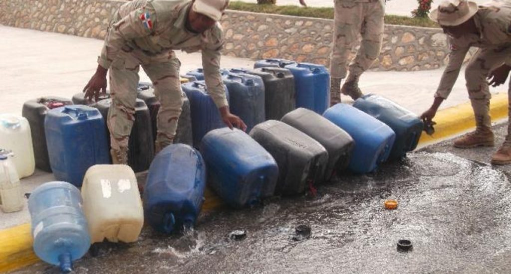 EdwinParaison's tweet image. #COVID19 RD Suite au décès a « Brisas del este » de 15 consommateurs, le MSP a interdit la vente de « cleren »  préparé dans certains quartiers populaires RD à base de méthanol,  pour « atténuer » la quarantaine.  A date 2967 cas confirmés COVID, 173 décès, 131 patients rétablis.