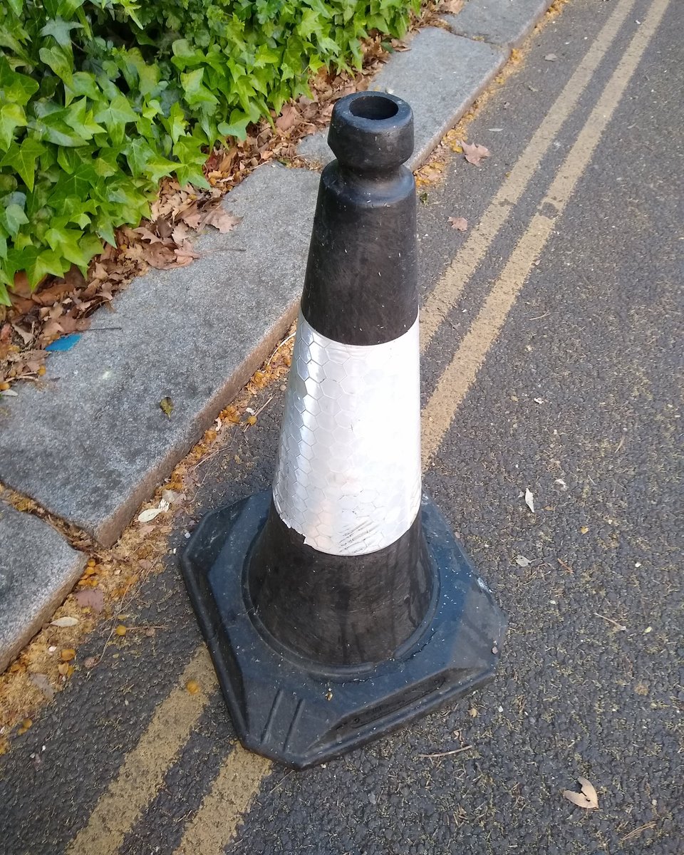 SezRamos's tweet image. If I did traffic cones they'd be in my favourite colour. But someone beat me to it. 😔

#seemorebybike #earlymorningride #earlyride #outsideisfree #roadslikethis #gotspeed #roadcycling #cyclinglife #cycling #velo #cyclist #instacycling  #cyclingphotos #biking