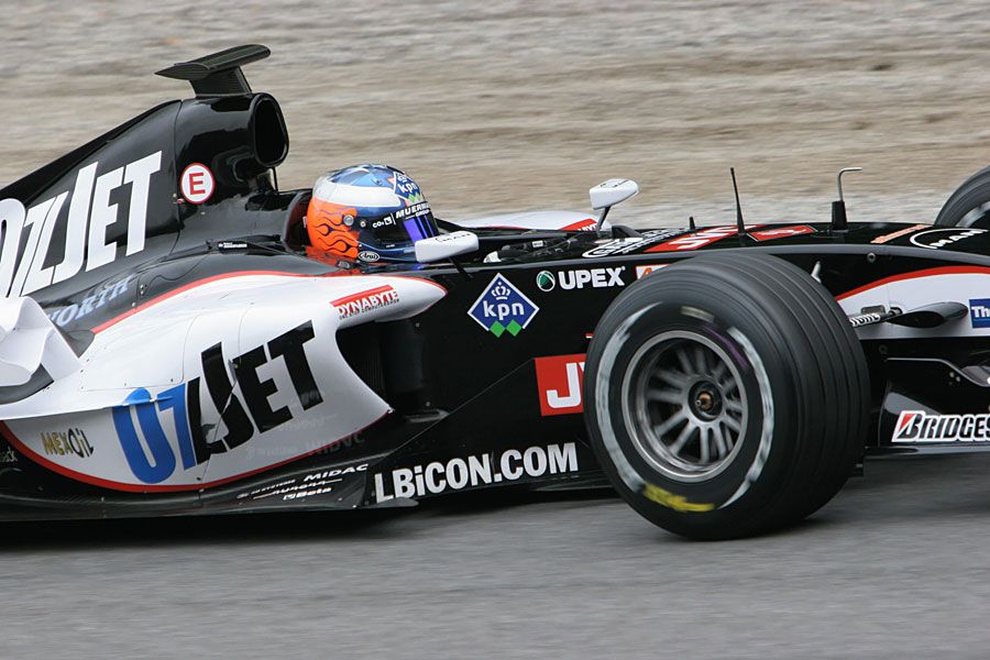 A Minardi disputou 340 GPs em seus 21 anos na  #F1. Como todos sabem, a equipe italiana nunca conseguiu uma vitória ou mesmo uma pole na categoria e, claro, passou longe de brigar por títulos. O melhor resultado da história foi o 7º lugar entre os construtores em 1991.  #MemóriaGP