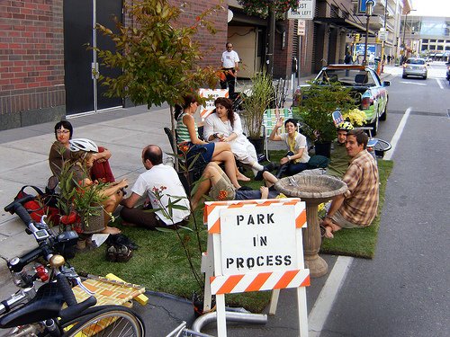 Mais l'urbanisme tactique va bien au-delà de la création de pistes cyclables. Connaissez-vous le "parking day" ? Lors de cette journée, des personnes occupent des places de parking pour démontrer que ces précieux mètres carrés pourraient être utilisés autrement