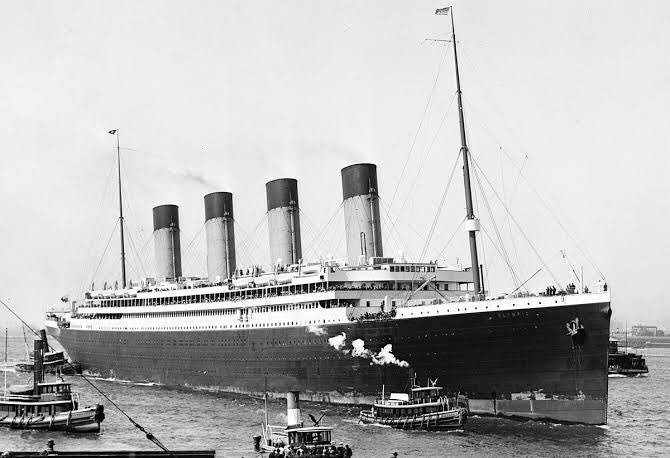 Desain ruangan di Titanic 95% mirip dengan kakaknya, Olympic. Bedanya cm di tonasenya.Jadi, beberapa penumpang kapal pada masa itu, yg penasaran dg Titanic, bs terobati dg menaiki Olympic.Olympic ini adalah satu2nya dr 3 bersaudara: Titanic & Britannic yg umurnya paling lama.