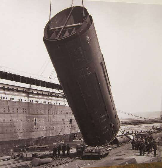 Oh iya, tahukah kalian, dari 4 cerobong asap yg ada di Titanic. Yang cerobong beneran itu cuma 3. Yg satu dummy alias pajangan Kenapa kok dibikin 4?Sekali lagi krn alasan: PRESTIGE.Biar kelihatan powerful & gede.