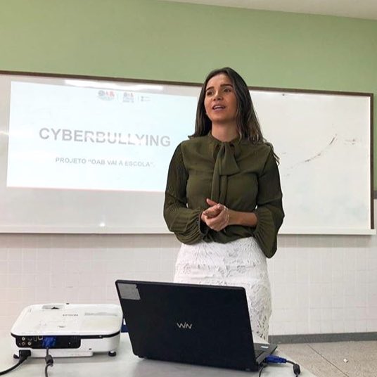 » Gizelly teve a honra de contribuir com o projeto “OAB vai à escola”, palestrando sobre o tema: Cyberbullying e Crimes Contra Honra na escola EEFM Jacaraípe - Serra/ES.  #TeamGizelly  #BBB20
