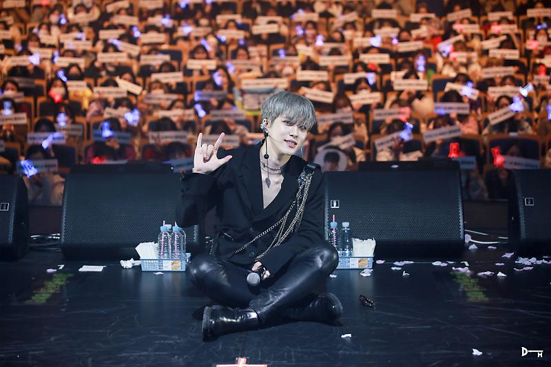 DongHan_Arg's tweet photo. |FOTOS| 200412 #동한 #김동한 #KIMDONGHAN #D_NATION || #Donghan @ "Príncipe de cabellos cenizas de Corea Oriental
(◞♥ꈍ∇ꈍ)◞♥ "
》Más fotos: https://t.co/tqg1iMox0h
cr: owner
Subido por Sweet Smile - Kim Donghan Argentina https://t.co/JLzDlAyw3o