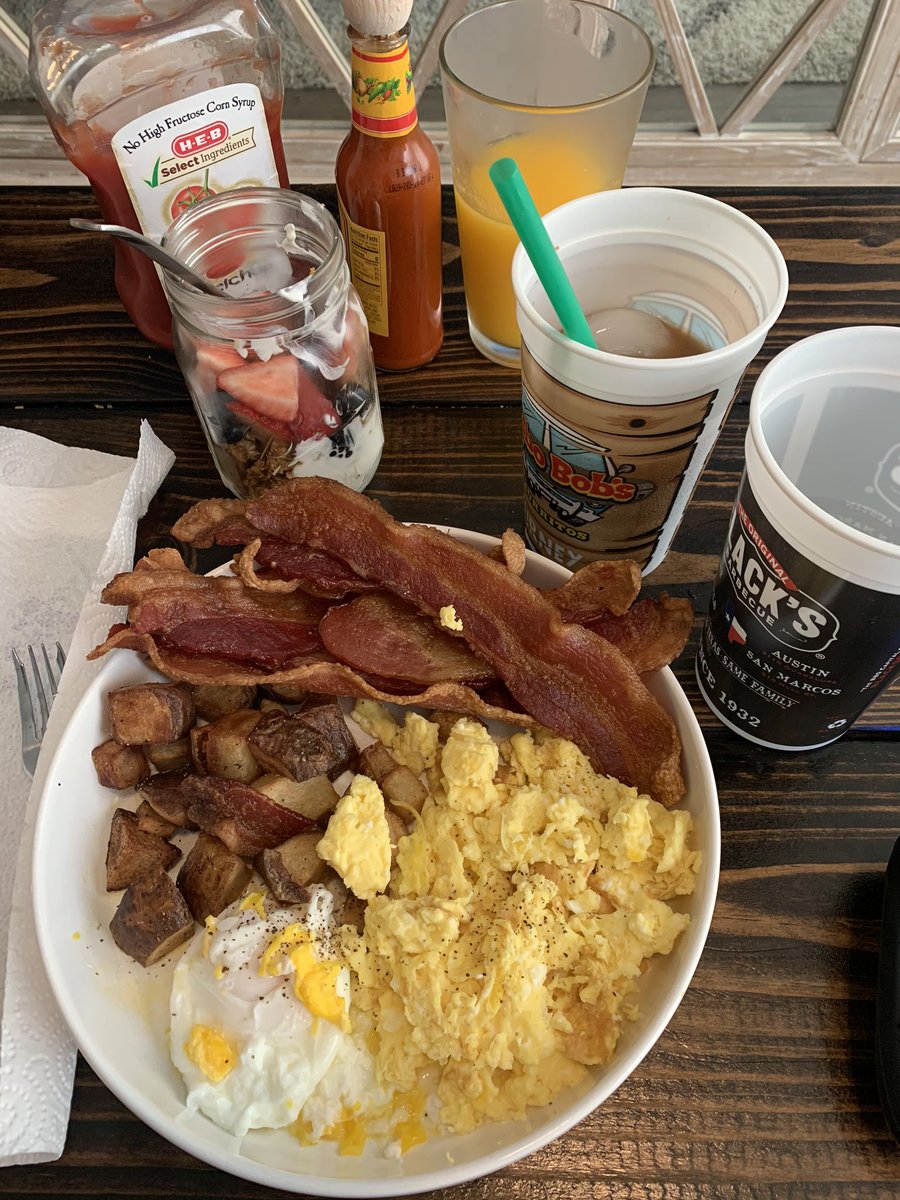 kmcorder's tweet photo. #HappyEaster brunch! #StayHome @cordero_bee courtesy of #TinyBoxwoods 🍳 🥓 ☕️ 🥔 🍊 https://t.co/lnawCzjbN2