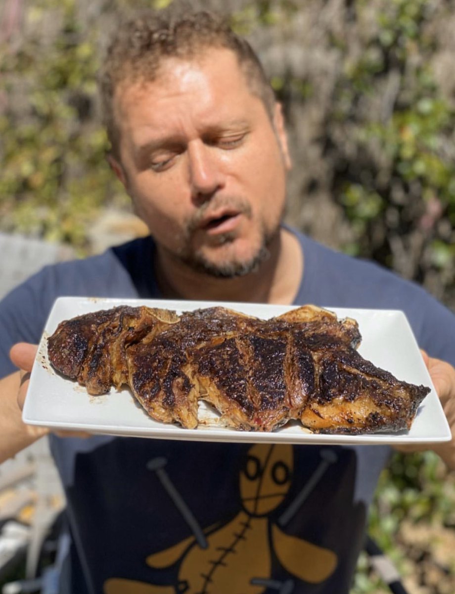 🎤🎼 “I love you, I need you, I want you, everything” esta canción no es de <a href="/elmonaguillo/">El Monaguillo 🍆</a> pero le va al pelo instantes antes de disfrutar de la #chuleta. ¿Sabes el autor de pedazo tema? || <a href="/portas1969/">jose portas discarlux 💙</a> #iloveyou #ineedyou #iwantyou #everything