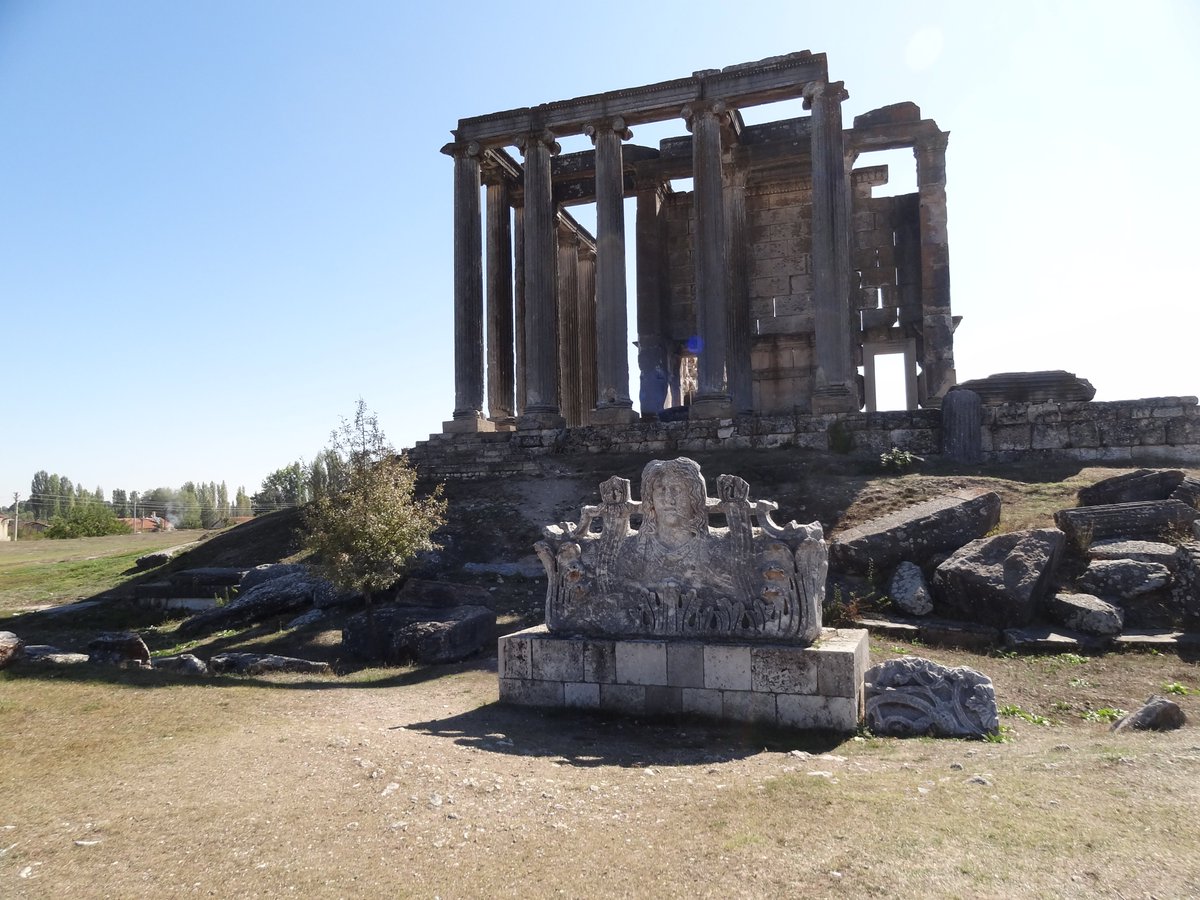 Aizanoi

According to the founding legend, Aizanoi was founded by Arcadian settlers. Archaeological evidence of settlement dates back to the 3rd millennium B.C., but a more extensive settlement was only established in Hellenistic times.

tuerkei-antik.de/Fotoseiten/inl…
