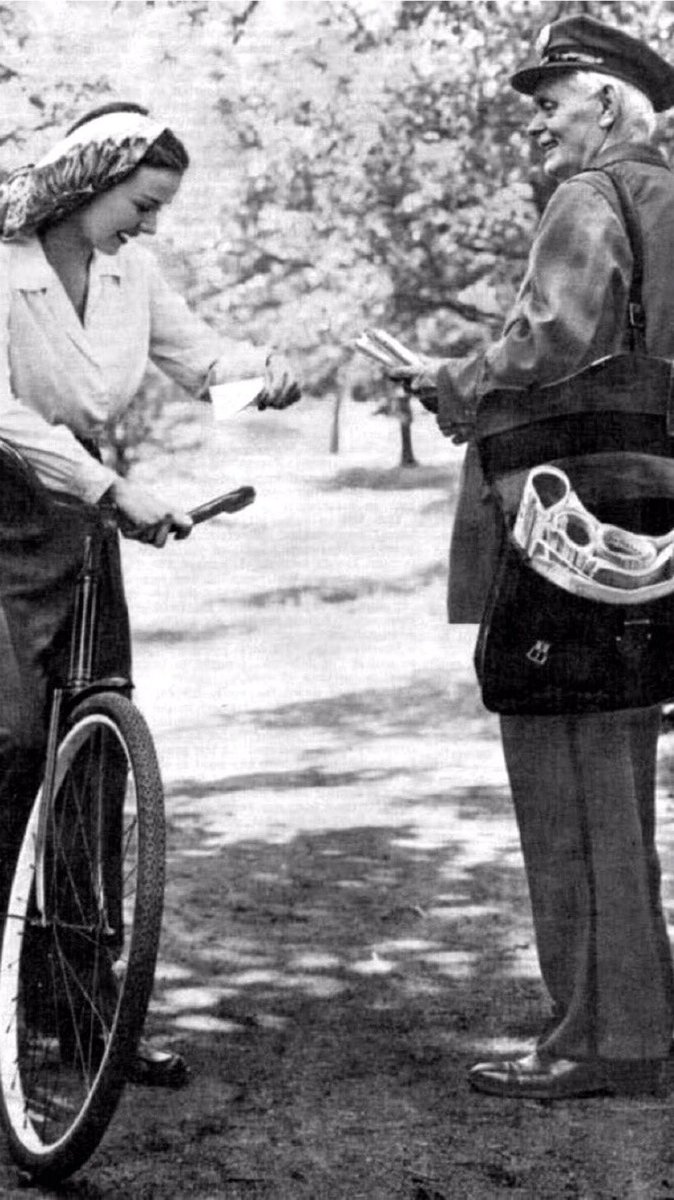 ومضيتُ ..
أعلنُ للوجود ،، بأنني
أحببتُ ..
من جذري إلى أغصاني
أحببتُ ..
يا أرض القصيدة فارقَبي
حدثاً ..
بحجم قيامة البركانِ
أحببت ..
يا خطّ استواءِ عواطفي
فاصمدْ ..
أمام حرارة الوجدانِ
أحببت ..
يا ساعي البريد ... ألَا ترى
كل المجرّة ، أصبحتْ عنواني
#جاسم_الصحيح 
راقت ...