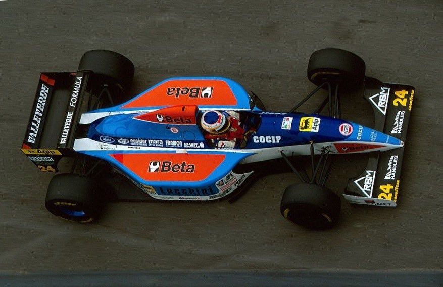 Em 1994, no GP de San Marino, um acidente envolvendo a equipe mudou a  #F1. Um pneu do carro de Michele Alboreto se soltou na saída dos boxes e atingiu mecânicos da Ferrari. Com isso, a velocidade nos boxes foi reduzida pra 80 km/h.  #MemóriaGP