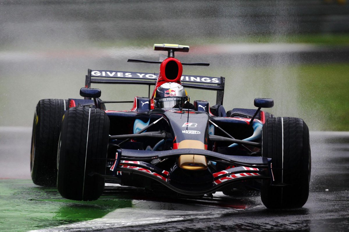 Em 2005, a Minardi foi comprada pela  @redbullracing e virou Toro Rosso, uma equipe de apoio. Três anos depois, Sebastian Vettel fez a pole e venceu o GP da Itália, com muitos mecânicos que eram da Minardi ainda compondo a equipe.  #MemóriaGP