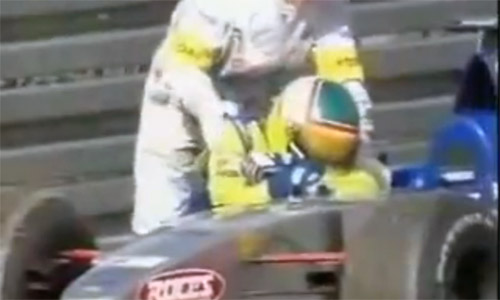 Em 99, ainda ocupando as últimas posições do grid, a Minardi pontuou com  @marc_gene no maluco GP da Europa. Na mesma corrida, Luca Badoer ocupava uma ótima 4ª posição, quando teve problemas e abandonou a poucas voltas do fim, chorando ao lado do carro.  #MemóriaGP