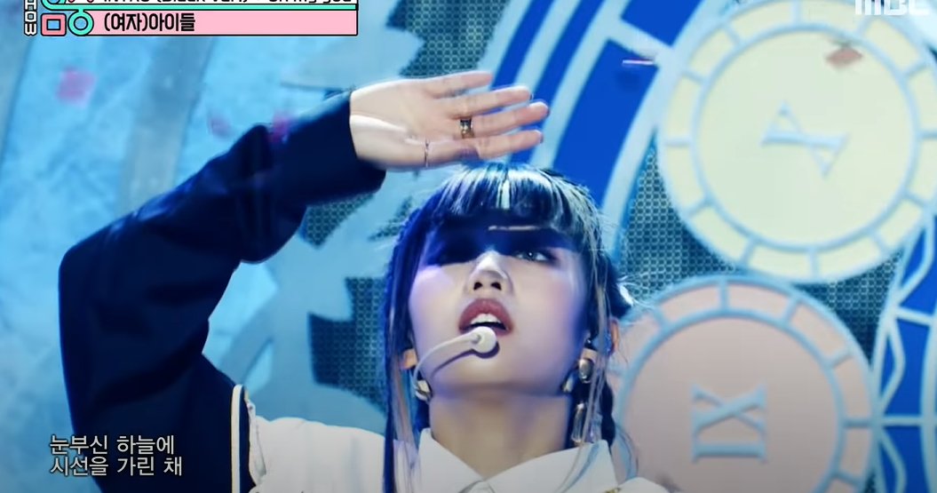 I also think it& #39;s just really special how well integrated the choreo is thematically with the concept, and overall presentation. I love the backup dancers. I like that the group is in this little shifting nucleus the whole time (reminds me of light my body up choreo)