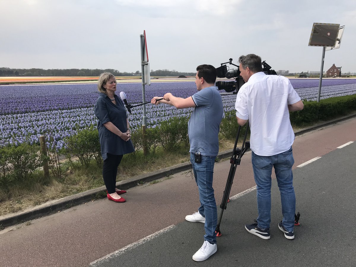 Dank aan nieuwsmedia met in beeld brengen van onze boodschap! Belangrijk dat dagtoeristen wegblijven uit Bollenstreek! Kijk of luister interviews met burgemeesters van de Bollenstreek! <a href="/NOSnieuws/">NOSJournaal</a> <a href="/RTLNieuws/">RTL Nieuws</a> <a href="/HartvNL/">Hart van Nederland</a> <a href="/OmroepWest/">Omroep West</a> <a href="/Regio15/">Regio15.nl</a> en lokale media bit.ly/2xeOSdv