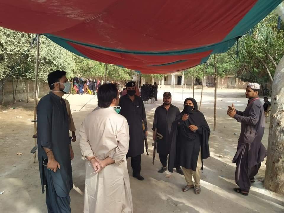 MMSoomro786's tweet photo. President Youth wing Pakistan Sardarzada Moula Bux Soomro visited Ehsas Kifalat Centre in Jacobabad #PTIJacobabad #EhsasProgram #Covid_19 https://t.co/DhYmzgtsta