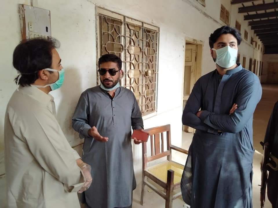 MMSoomro786's tweet photo. President Youth wing Pakistan Sardarzada Moula Bux Soomro visited Ehsas Kifalat Centre in Jacobabad #PTIJacobabad #EhsasProgram #Covid_19 https://t.co/DhYmzgtsta