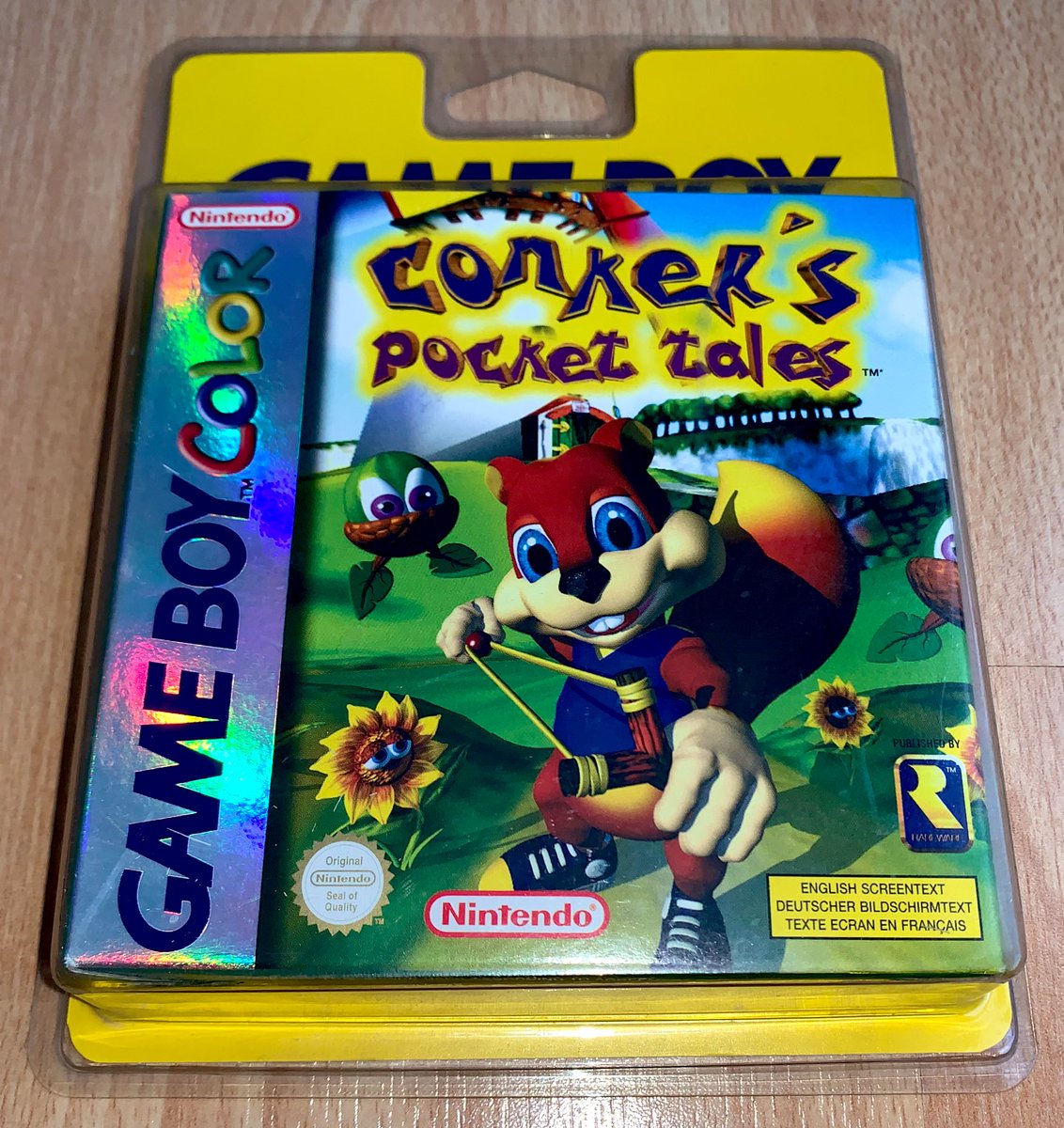 Conker's Pocket Tales (GBC, 1999) Deux ans avant Conker's Bad Fur Day, Rare nous présentait un petit écureuil tout mignon dans un jeu beaucoup plus tous publics que l’épisode N64 (aussi culte que polémique).Et oui, il est sous blister rigide Game Boy, sinon c’est pas drôle.