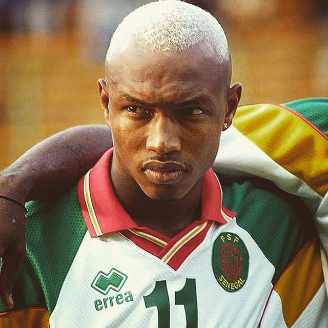 Plus haut j& #39;ai parlé du contexte. Diouf ne comprenant pas pourquoi les joueurs de la sélection s& #39;entraînaient avec les equipements de leurs clubs voit avec Cissé, leur ami Titi Camara (different du footballeur) pour essayer de regler cette anomalieEnsemble ils décrochent Errea