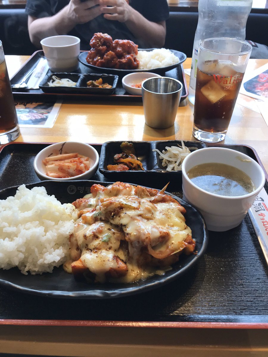 Tokyo c’est la ville qui compte le plus de restaurants au monde (ça cherche dans les 160 000)Autant vous dire que.. mdr