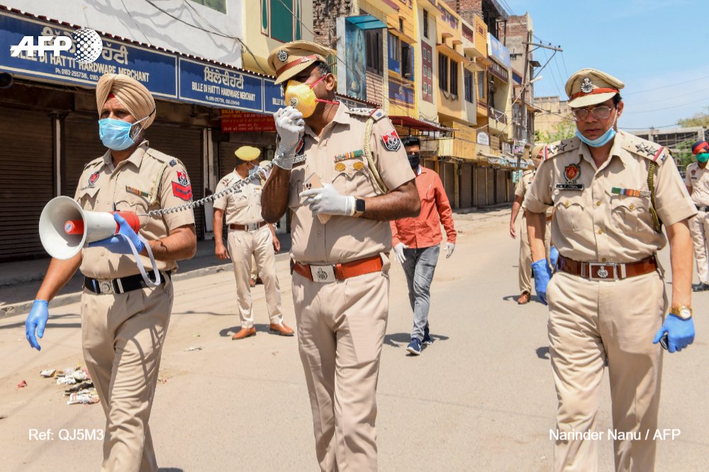 Leur punition pour avoir violé le confinement ? Ecrire 500 fois "je suis désolé" : la police indienne a une nouvelle fois innové pour sanctionner 10 touristes étrangers qui avaient violé le confinement dans une ville du nord du pays, ont annoncé les autorités aujourd'hui #AFP