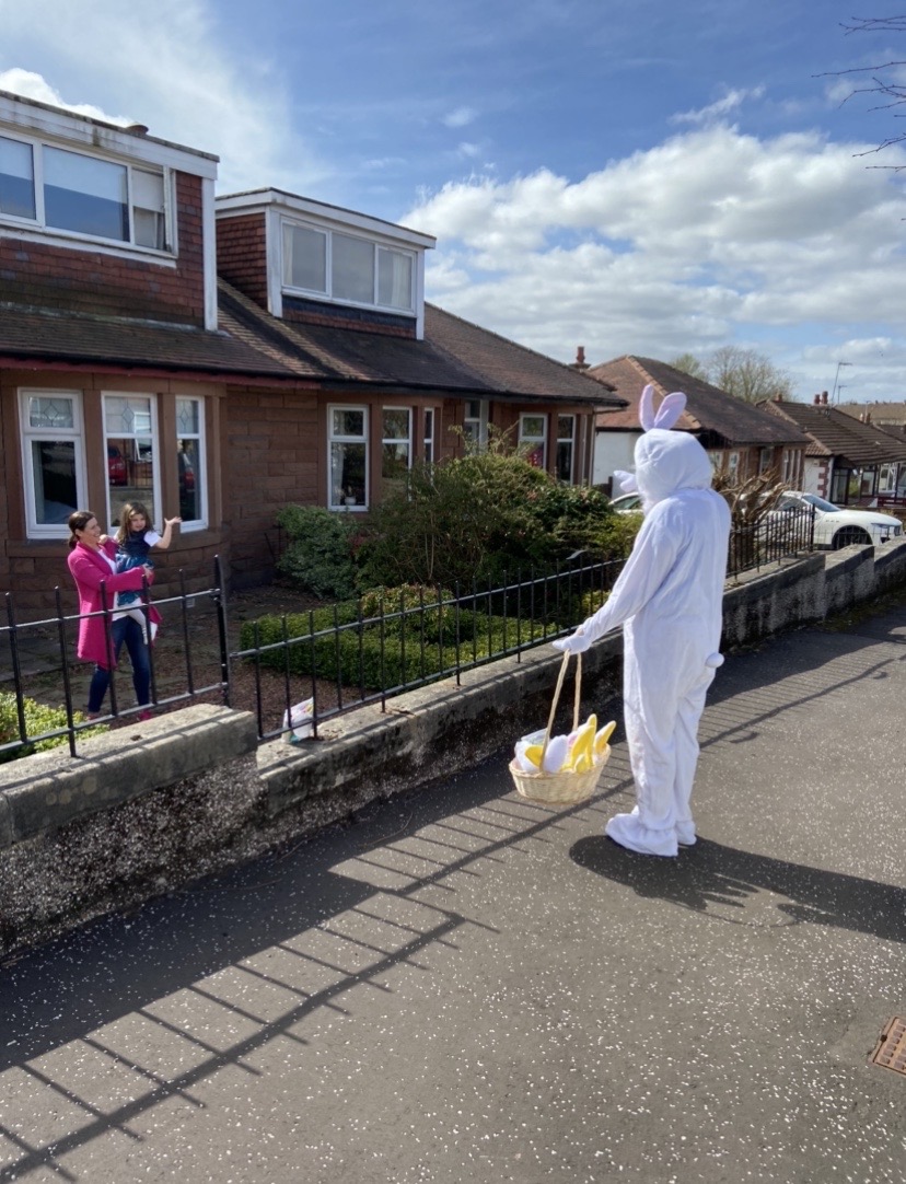 whatsheworebys's tweet photo. My mum dressed up as the socially distant Easter Bunny today and left Easter treats for the children in our area!🐰💞 https://t.co/ayaTr7K6bI