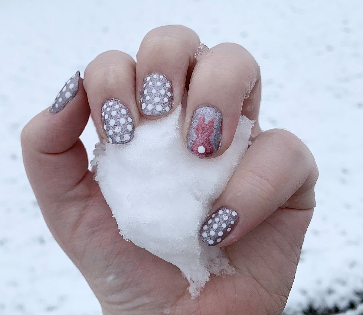 histmatters's tweet photo. A snowy Easter in Minnesota but the holo will melt the snow! #holotacoeasternailart #EasterSunday #Easter2020 https://t.co/K2syCtIXoV