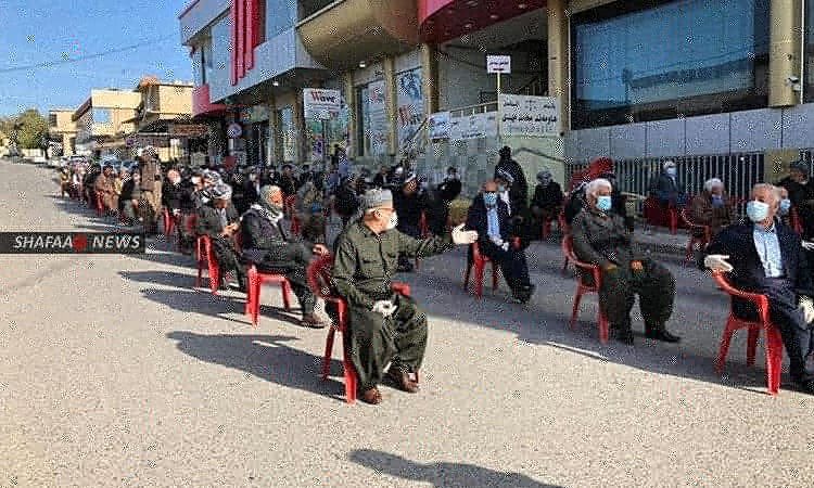 Irak Kürdistan bölgesinde yaşı ilerlemiş kişilerin koronavirüs nedeniyle maaşları bu şekilde ödeniyor. 

Yaşlılara büyük bir saygı ile sandalyeler verilerek ve sosyal mesafe korunarak maaşları veriliyor. 

Türkiye’deki izdiham fotoğraflarından sonra bu foto büyük taktir topladı.