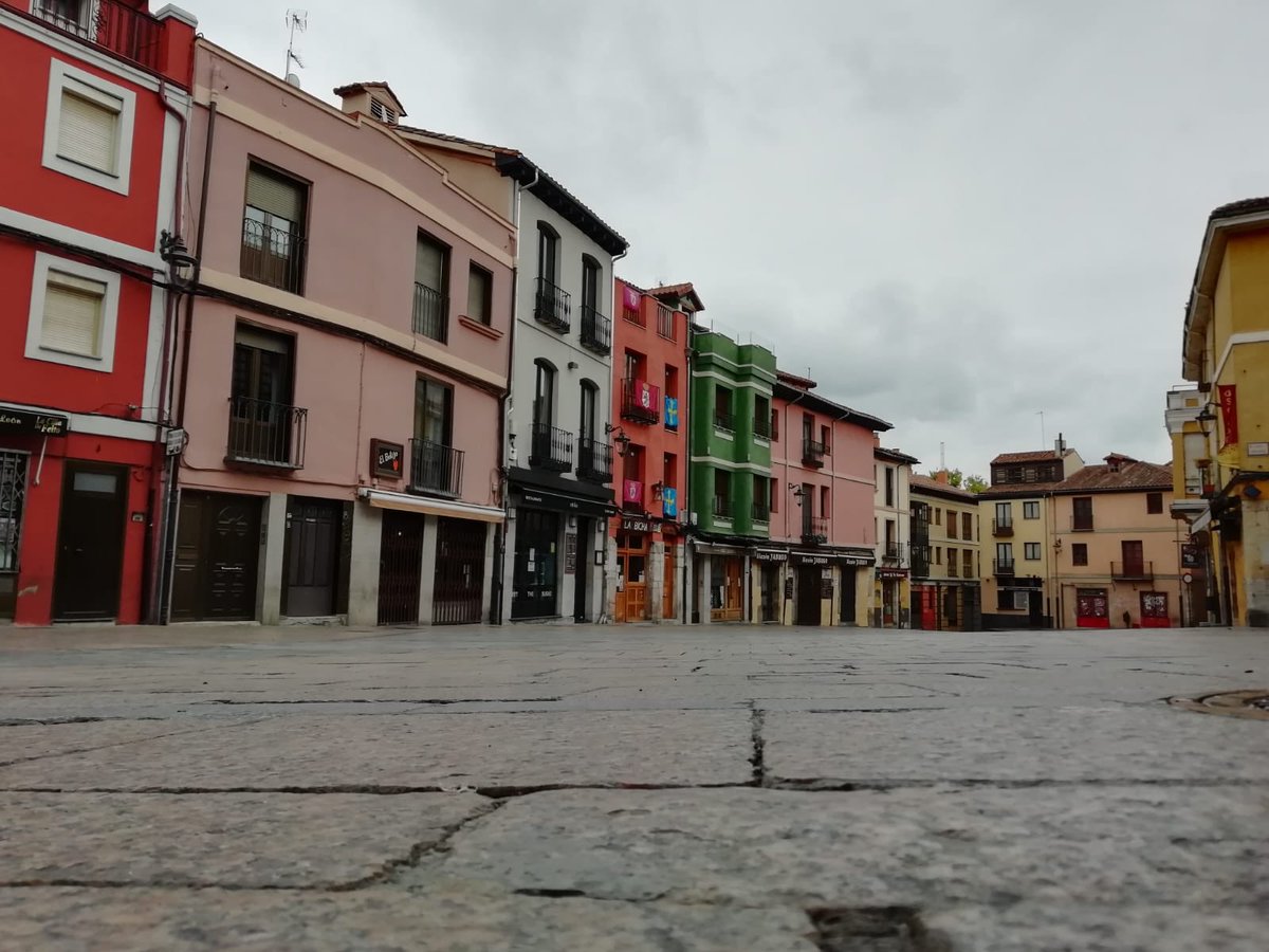 La8Leon's tweet photo. León se llena de vida en las casas y se vacían las calles! 

Aguanta León que pronto te llenaremos !!!!!

Comienza “la quinta” semana de confinamiento 

Gracias por seguirnos en @La8Leon https://t.co/cPOWM5uZhq