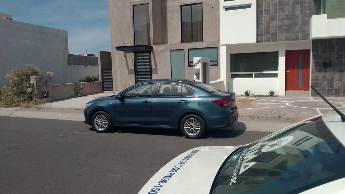 colonosrefugio's tweet photo. Reporte sobre un auto kia rio azul en malpaso #1230, El Refugio. Con placas unb727b que esta ahí desde hace 2 días y no deja estacionar al propietario de la vivienda. @SSPMQueretaro https://t.co/UlCNklrJNr