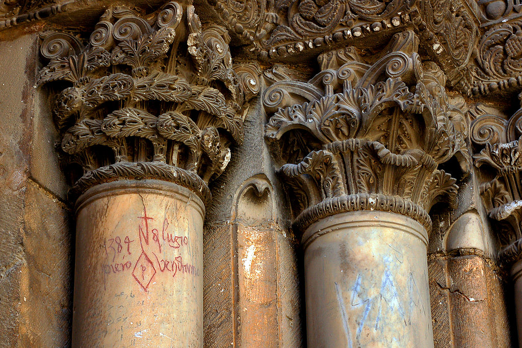 In 1384 an Italian pilgrim named Piero Vendramini climbed to the top of one of the columns and painted his name very visibly in red(photo by Loopstation via Wikimedia Commons, 2011) https://commons.wikimedia.org/wiki/File:In_Jerusalem_21.jpg