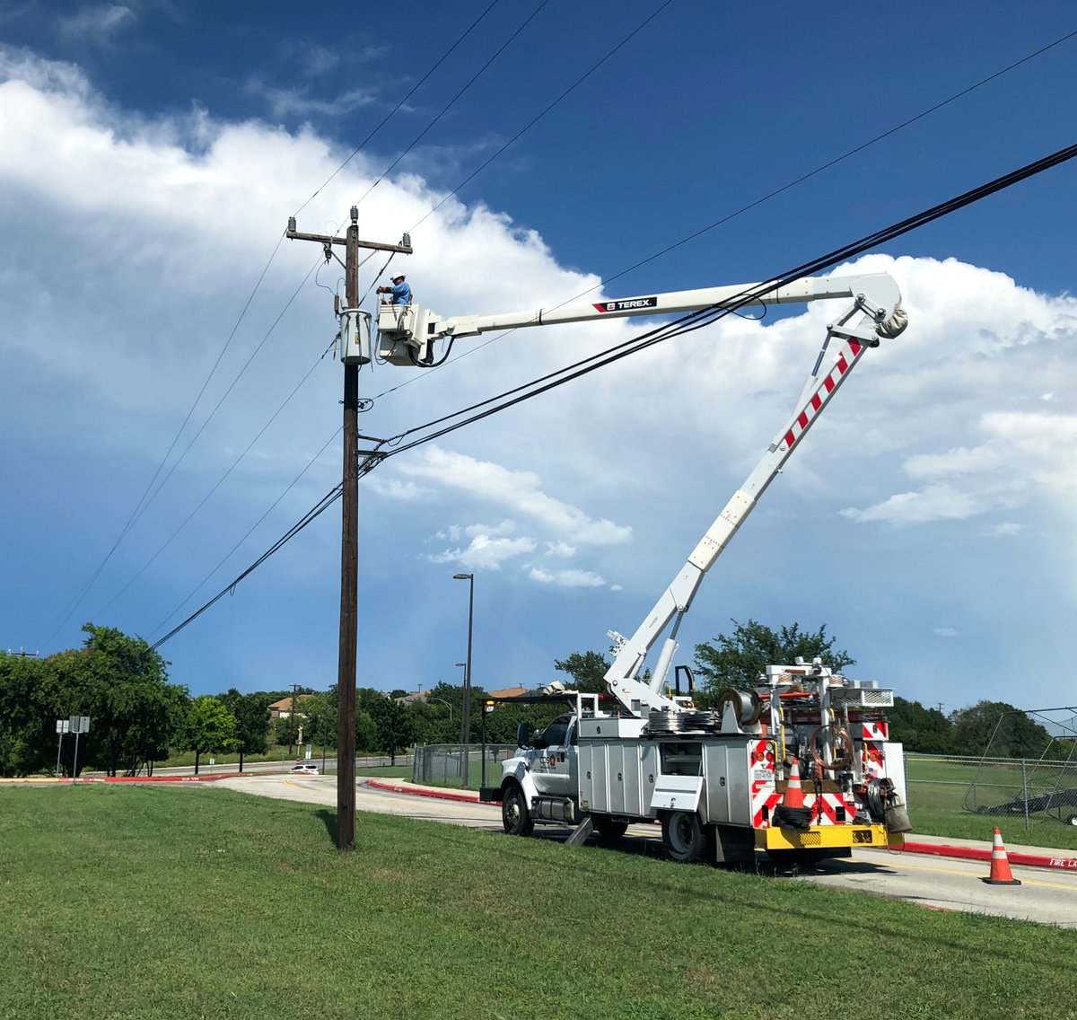 Our team is putting #SafetyFirst and powering through! We ask that you please help us practice 6ft of social distance when you see our crew in the field. Feel free to give us a wave though! 👋 We’ve got your back, SA! #SanAntonio #StayStrongSA