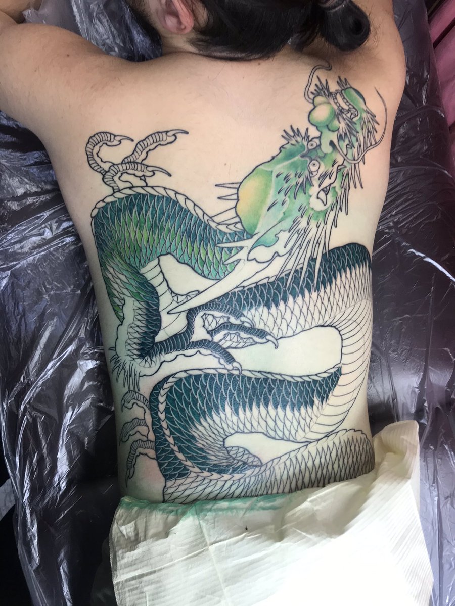 Mon tatoueur a pris en photo que les « moments clés » du bail pour lui, mais en gros : d’abord la tête et le haut pour trouver les verts appropriés Tout le vert foncé Le ventre (une tête à 32 épines pour les grosses zones) Les verts clairs