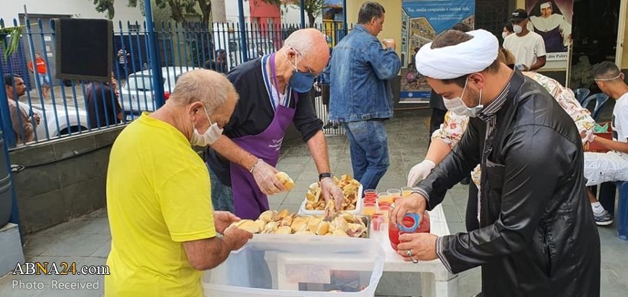 Un clérigo shiíta,el Huyyatulislam Rodrigo jalloul, participa en ayudar a personas necesitadas en medio de la crisis del coronavirus en la ciudad brasileña de Sao Paulo.
#Covid_19
#IslamicCoronaJehad