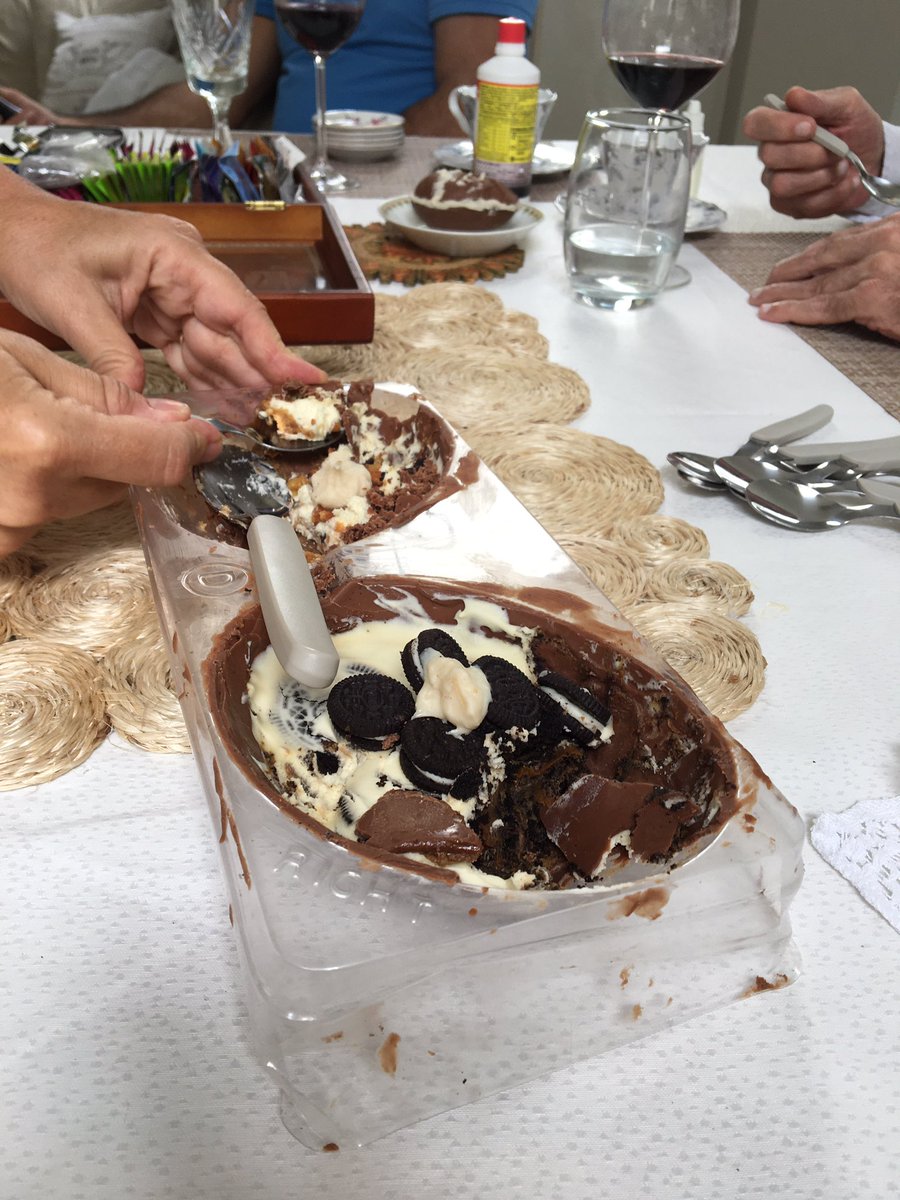 GuadiiRe's tweet photo. Hice los huevos de pascua en el apoya tetitas de silicona y nadie se dio cuenta. Me toy riendo hace tres hs pero no pienso decir nada https://t.co/gI0TO7OY4A