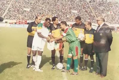 Le 10 mars 2001 on bat. la Namibie à Dakar 4 -0Le 21 Avril on recoit l'Algerie avec sa grosse armada qui vient de perdre contre l'Egypte et abat ses dernieres cartes à Dakar.Diouf annonce la couleur avec un but à la 2e minute. il termine le match en claquant le triplé.