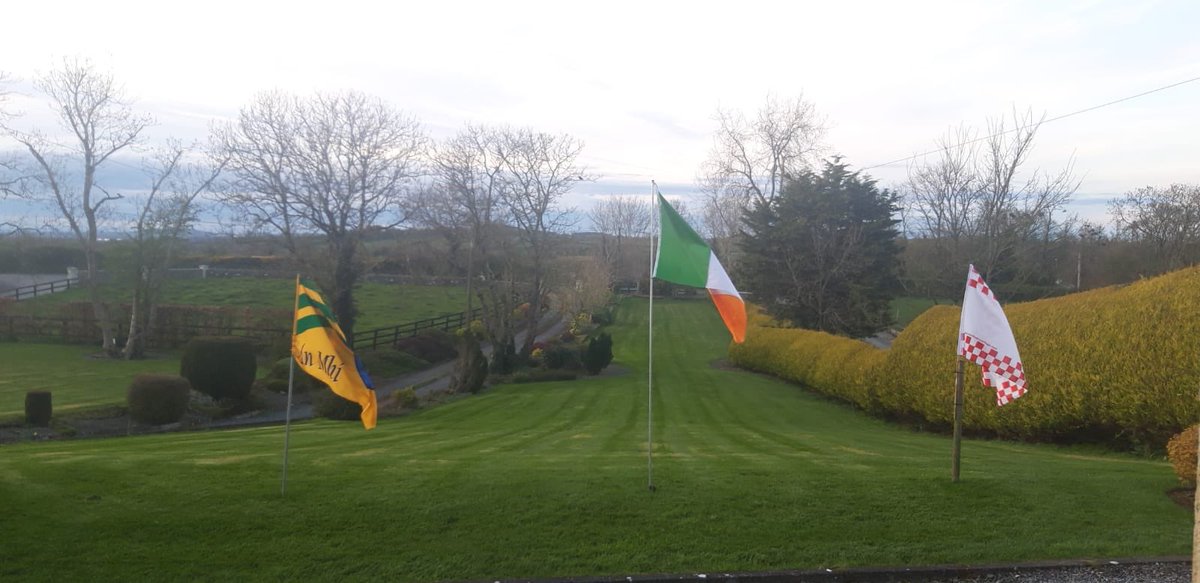 BallinloughGaa's tweet photo. For a moment I thought someone had sent me in the entrance to a prestigious golf course, but it turns out it’s just our caretaker/pitch minder Gerry McNamees front lawn...Majestic !! 😀 #Flags4Frontline https://t.co/oUXSAafOSl