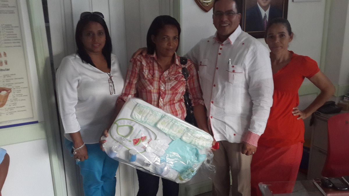 DiputadaYsabel's tweet photo. #TBT entrega de canastas, Ensanche Espaillat https://t.co/tDLeR5Tvf3