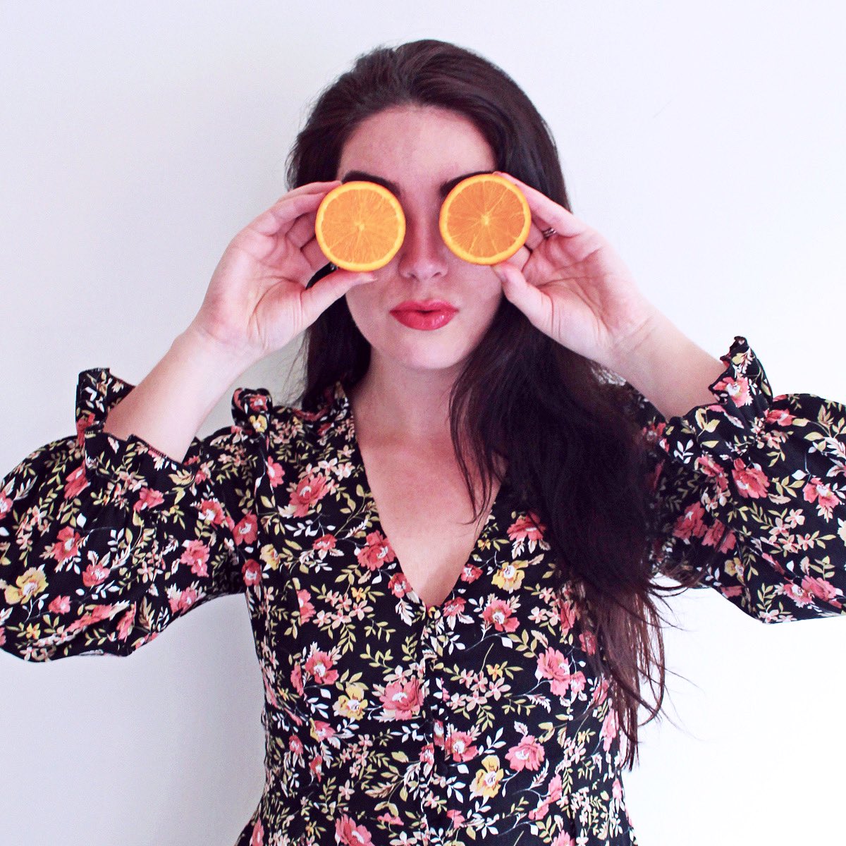 emmalouiselayla's tweet photo. My daily dose of the #instarainbowchallenge: I don’t really wear orange, so peach florals, coral lips and one of my five a day will have to do 🍊 https://t.co/NpP30LieTI #lockdowndressup #ootd #orangeisthenewblack #quarantinestyle #goingnowherebutfuckitimgettingdressed https://t.co/73aUD3j7Ym