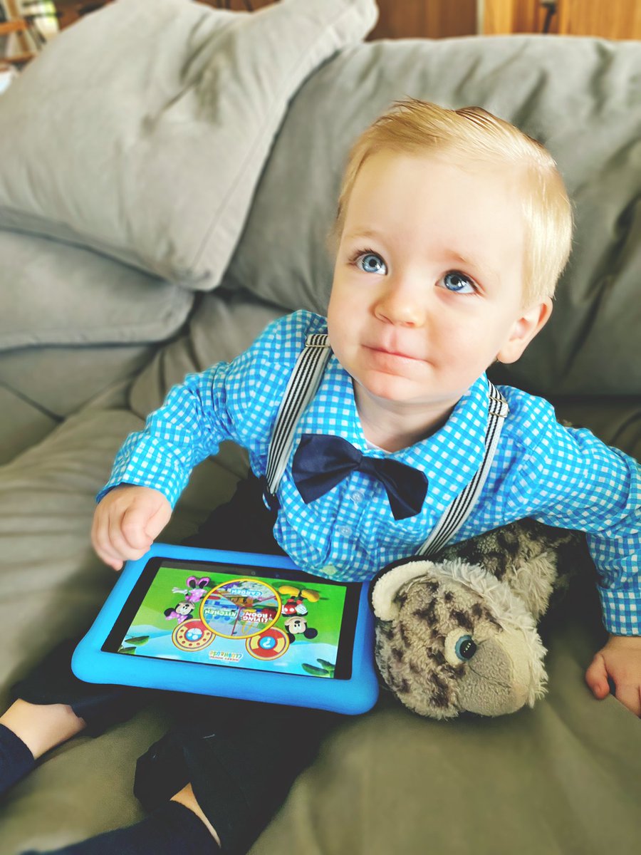 BrooklynSummitt's tweet photo. Happy #Easter from our #family to yours🐣❤️ https://t.co/eoGiPCaMl0